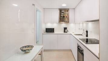 Frigorífico, microondas, horno y placa de cocina