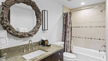 Condo, 4 Bedrooms | Bathroom | Towels, shampoo