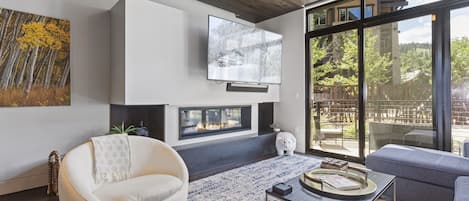 Condo, 2 quartos | Área de estar | Smart TV, serviços de streaming