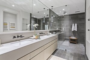 Apartment, 2 Schlafzimmer | Badezimmer | Handtücher, Shampoo