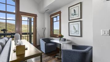 Condo, 2 quartos | Área de estar | Smart TV