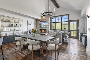 Condo, 2 chambres | Aire de séjour | Téléviseur connecté