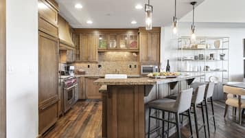 Condo, 2 quartos | Cozinha privada | Geladeira, fogão, cafeteira/chaleira