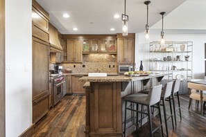 Fridge, oven, coffee/tea maker