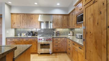 Apartment, 3 Schlafzimmer | Eigene Küche | Kühlschrank, Ofen, Wasserkocher mit Kaffee-/Teezubehör, Toaster