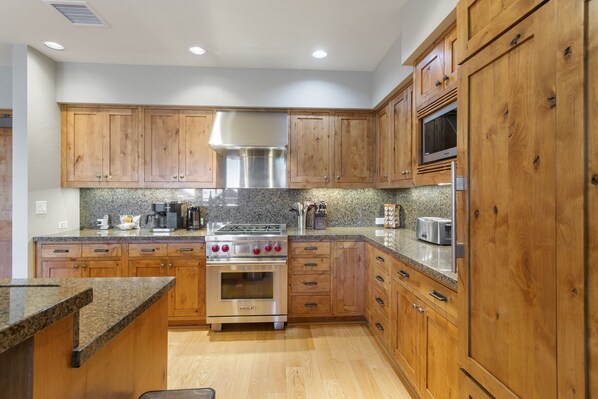 Condo, 3 Bedrooms | Private kitchen | Fridge, oven, coffee/tea maker, toaster