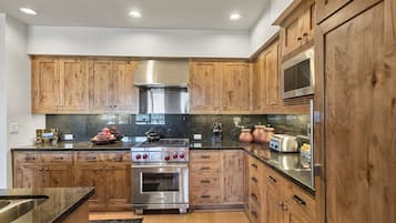 Refrigerador, horno, cafetera/tetera, tostadora