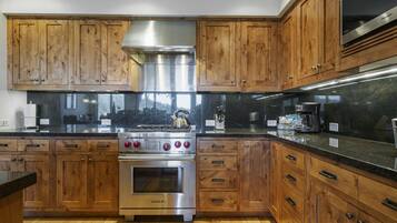 Condo, 2 quartos | Cozinha privada | Geladeira, fogão, cafeteira/chaleira, torradeira