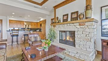 Condo, 2 quartos | Área de estar | Smart TV