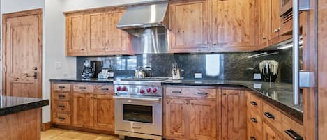 Condo, 3 Bedrooms | Private kitchen | Fridge, oven, coffee/tea maker, toaster