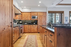 Condo, 3 Bedrooms | Private kitchen