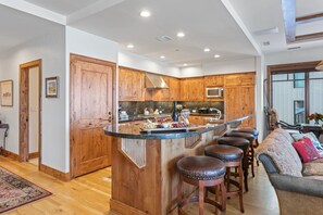 Condo, 3 habitaciones | Interior