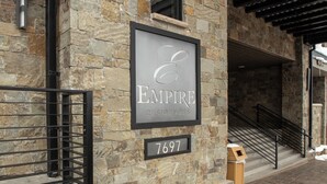 Un edificio de piedra con un cartel que dice 'Empire Residences' y un buzón.