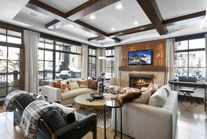 Apartamento, 3 habitaciones | Zona de estar | Una Smart TV, servicios de streaming