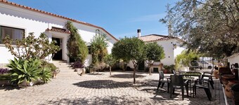 Private Refuge in a Quiet Area with Shared Pool