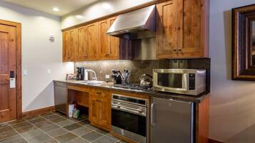 Studio | Private kitchen | Fridge, oven, coffee/tea maker, toaster
