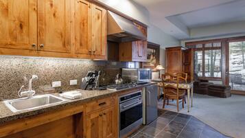 Estudio | Cocina privada | Refrigerador, horno, cafetera y tetera y tostadora