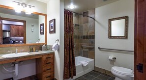 Studio | Bathroom | Towels, shampoo
