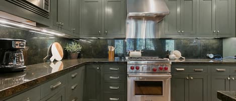 Condo, 2 habitaciones | Cocina privada | Refrigerador, horno, cafetera y tetera y tostadora