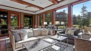 Appart'hôtel, 3 chambres | Coin séjour | TV connectée, services de streaming