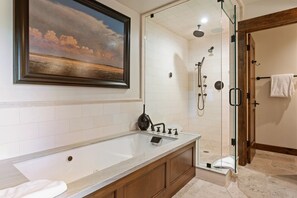 Condo, 4 habitaciones | Baño | Toallas y shampoo