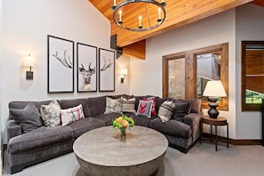 Appart'hôtel, 4 chambres | Coin séjour | TV connectée