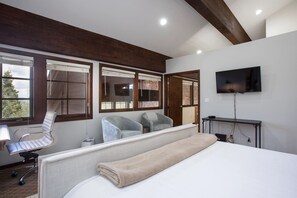 Apartment, 3 Schlafzimmer | 3 Schlafzimmer, laptopgeeigneter Arbeitsplatz, Bügeleisen/Bügelbrett