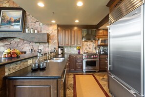 Condo, 3 Bedrooms | Private kitchen