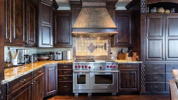 Condo, Multiple Bedrooms | Private kitchen | Fridge, oven, coffee/tea maker, toaster