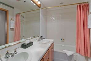 Condo, 3 Bedrooms | Bathroom | Towels, shampoo