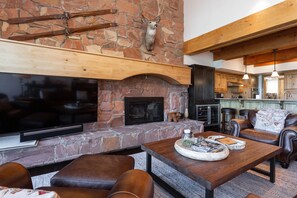 Condo, 3 Bedrooms | Living area