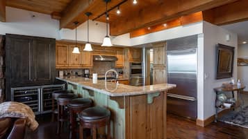 Condo, 3 Bedrooms | Private kitchen | Fridge, oven, coffee/tea maker, toaster