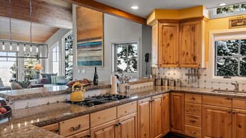 Apartment, 3 Schlafzimmer | Eigene Küche | Kühlschrank, Ofen, Wasserkocher mit Kaffee-/Teezubehör, Toaster