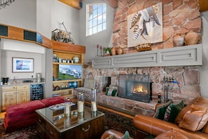 Appart'hôtel, 3 chambres | Coin séjour | TV connectée