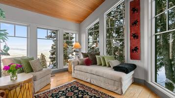 Condo, 3 habitaciones | Área de sala de estar | Smart TV