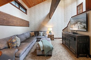 Condo, 4 chambres | Aire de séjour | Téléviseur connecté