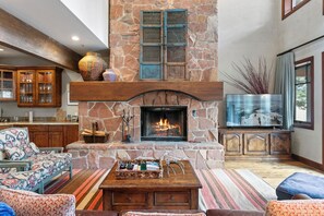 Condo, 4 chambres | Aire de séjour | Téléviseur connecté