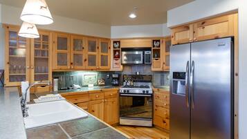 Condo, 3 Bedrooms | Private kitchen | Fridge, oven, coffee/tea maker, toaster