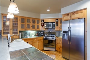 Condo, 3 Bedrooms | Private kitchen
