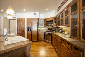 Condo, 1 phòng ngủ | Bếp riêng | Tủ lạnh, lò nướng, dụng cụ pha cà phê/trà, lò nướng bánh mì 