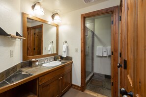 Apartment, 1 Schlafzimmer | Badezimmer | Handtücher, Shampoo