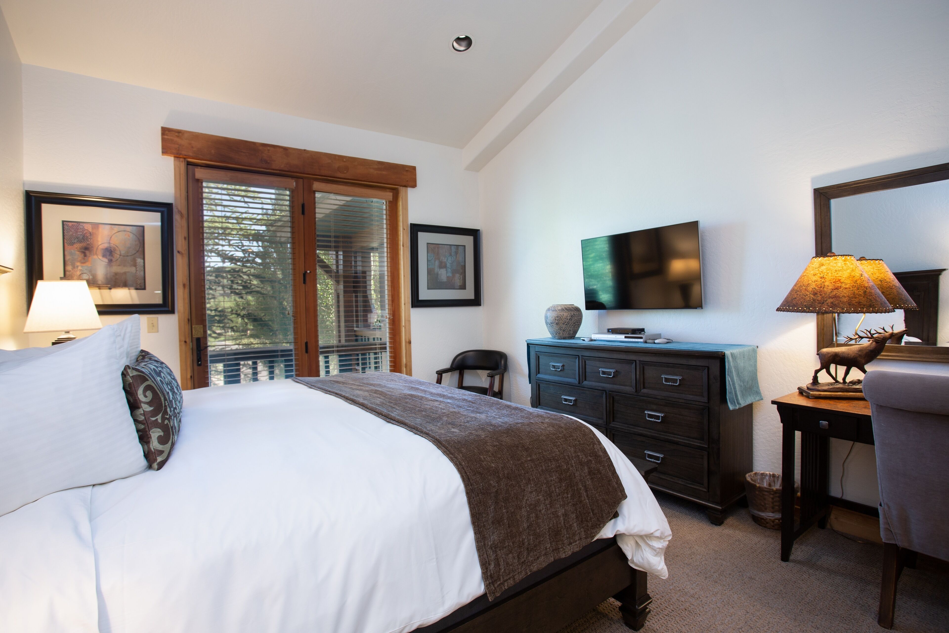 Laptop workspace, iron/ironing board, free WiFi