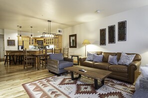 Appartement, 2 slaapkamers | Woonruimte | Smart-tv