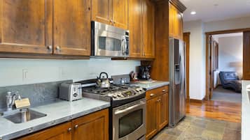 Condo, 1 habitación | Cocina privada | Refrigerador, horno, cafetera y tetera y tostadora