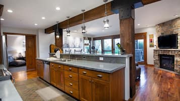 Condo, 1 Bedroom | Private kitchen | Fridge, oven, coffee/tea maker, toaster