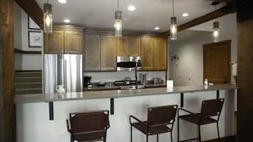 Condo, 3 Bedrooms | Private kitchen