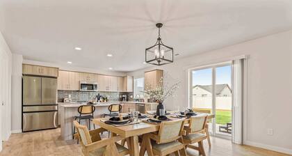 Spacious 6BR Sleeps 22 with Playground, Basketball
