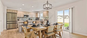 Spacious 6BR Sleeps 22 with Playground, Basketball