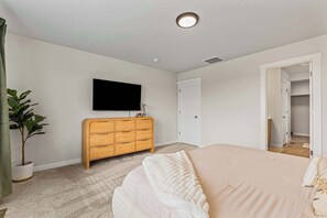 6 bedrooms, desk, iron/ironing board, travel crib