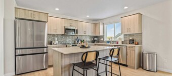 6BR Retreat with Playground, Basketball & Sleeps 22